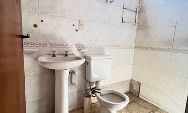 EN VENTA CASA BARRIO SUR - CON QUINCHO Y PILETA