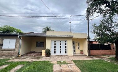 EN VENTA CASA BARRIO SUR - CON QUINCHO Y PILETA