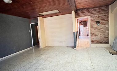 EN VENTA CASA BARRIO SUR - CON QUINCHO Y PILETA