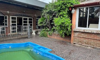 EN VENTA CASA BARRIO SUR - CON QUINCHO Y PILETA