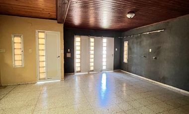 EN VENTA CASA BARRIO SUR - CON QUINCHO Y PILETA