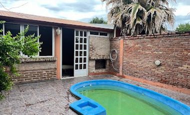 EN VENTA CASA BARRIO SUR - CON QUINCHO Y PILETA
