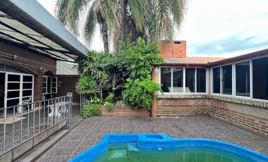 EN VENTA CASA BARRIO SUR - CON QUINCHO Y PILETA