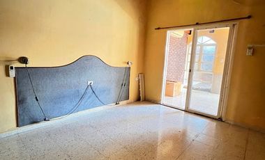 EN VENTA CASA BARRIO SUR - CON QUINCHO Y PILETA