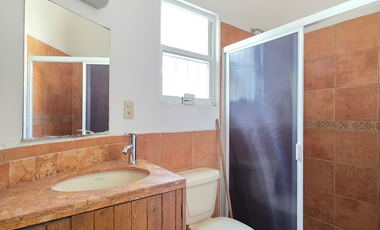 RESIDENCIA EN RENTA 2 PLANTAS, 2 RECÁMARAS, 3 BAÑOS, COCHERA 1 AUTO