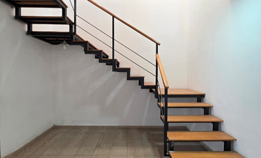 RESIDENCIA EN RENTA 2 PLANTAS, 2 RECÁMARAS, 3 BAÑOS, COCHERA 1 AUTO