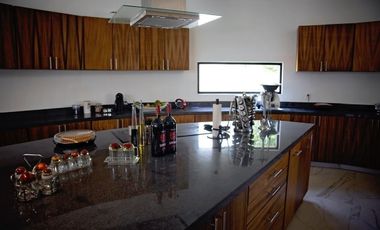 Renta de amplia casa amueblada y con paneles solares en Yucatán Country Club.