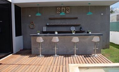 Renta de amplia casa amueblada y con paneles solares en Yucatán Country Club.