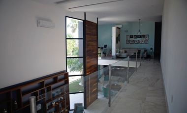 Renta de amplia casa amueblada y con paneles solares en Yucatán Country Club.