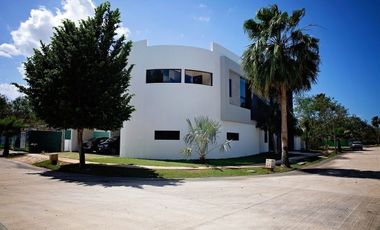 Renta de amplia casa amueblada y con paneles solares en Yucatán Country Club.