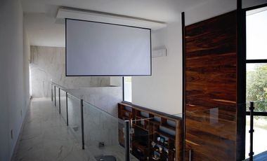 Renta de amplia casa amueblada y con paneles solares en Yucatán Country Club.