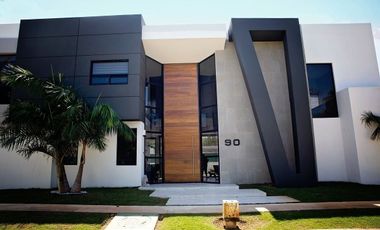 Renta de amplia casa amueblada y con paneles solares en Yucatán Country Club.