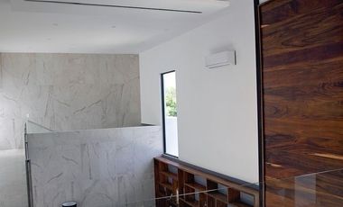 Renta de amplia casa amueblada y con paneles solares en Yucatán Country Club.