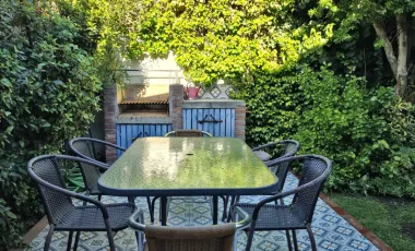 Casa en arriendo c/ estacionamiento en Rotonda Atenas