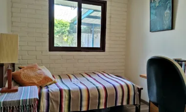 Casa en arriendo c/ estacionamiento en Rotonda Atenas