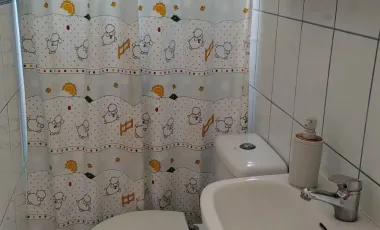 Casa en arriendo c/ estacionamiento en Rotonda Atenas