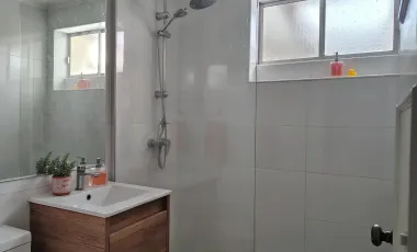 Casa en arriendo c/ estacionamiento en Rotonda Atenas