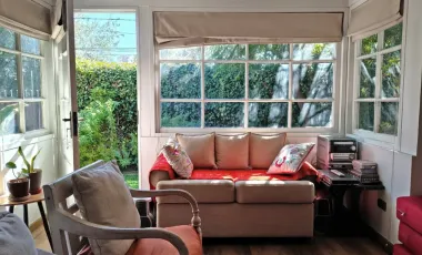 Casa en arriendo c/ estacionamiento en Rotonda Atenas