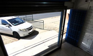 Local Comercial en Arriendo en Avda. Condell casi esquina con Chacabuco.