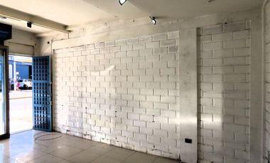 Local Comercial en Arriendo en Avda. Condell casi esquina con Chacabuco.