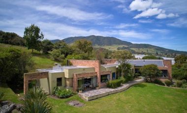 ALQUILO CASA CAMPESTRE DE ARQUITECTURA CONTEMPORÁNEA EN LA CALERA