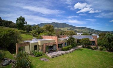 ALQUILO CASA CAMPESTRE DE ARQUITECTURA CONTEMPORÁNEA EN LA CALERA