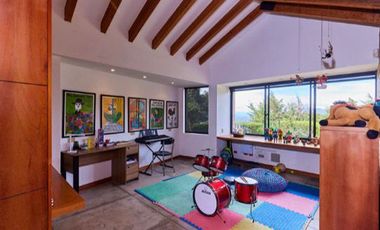 ALQUILO CASA CAMPESTRE DE ARQUITECTURA CONTEMPORÁNEA EN LA CALERA