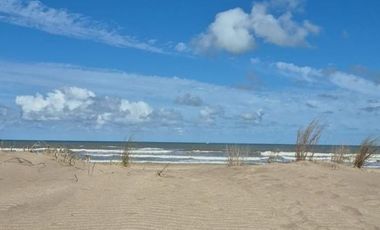 Casa en venta en Costa Esmeralda. Barrio Marítimo II. Frente al mar. 5 Dormitorios. Pileta