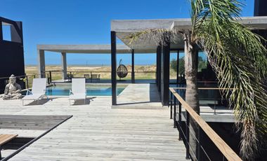 Casa en venta en Costa Esmeralda. Barrio Marítimo II. Frente al mar. 5 Dormitorios. Pileta