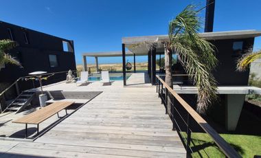 Casa en venta en Costa Esmeralda. Barrio Marítimo II. Frente al mar. 5 Dormitorios. Pileta
