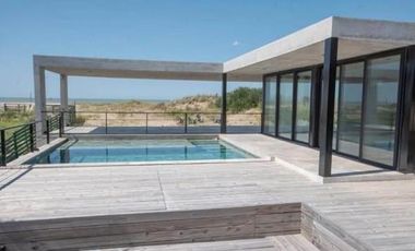 Casa en venta en Costa Esmeralda. Barrio Marítimo II. Frente al mar. 5 Dormitorios. Pileta