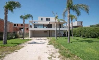 Casa en venta en Costa Esmeralda. Barrio Marítimo II. Frente al mar. 5 Dormitorios. Pileta