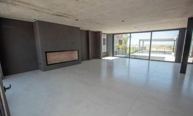 Casa en venta en Costa Esmeralda. Barrio Marítimo II. Frente al mar. 5 Dormitorios. Pileta