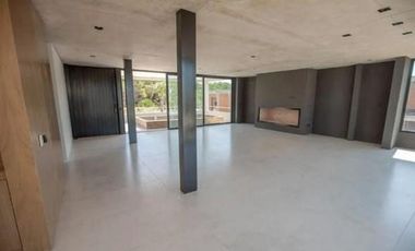 Casa en venta en Costa Esmeralda. Barrio Marítimo II. Frente al mar. 5 Dormitorios. Pileta