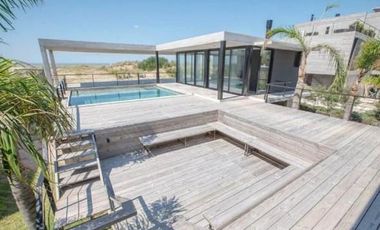 Casa en venta en Costa Esmeralda. Barrio Marítimo II. Frente al mar. 5 Dormitorios. Pileta