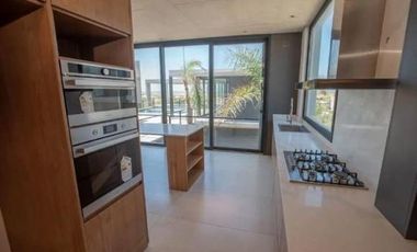 Casa en venta en Costa Esmeralda. Barrio Marítimo II. Frente al mar. 5 Dormitorios. Pileta