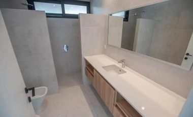 Casa en venta en Costa Esmeralda. Barrio Marítimo II. Frente al mar. 5 Dormitorios. Pileta