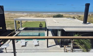 Casa en venta en Costa Esmeralda. Barrio Marítimo II. Frente al mar. 5 Dormitorios. Pileta