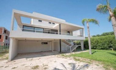 Casa en venta en Costa Esmeralda. Barrio Marítimo II. Frente al mar. 5 Dormitorios. Pileta