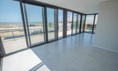 Casa en venta en Costa Esmeralda. Barrio Marítimo II. Frente al mar. 5 Dormitorios. Pileta