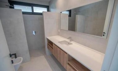 Casa en venta en Costa Esmeralda. Barrio Marítimo II. Frente al mar. 5 Dormitorios. Pileta