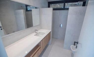 Casa en venta en Costa Esmeralda. Barrio Marítimo II. Frente al mar. 5 Dormitorios. Pileta