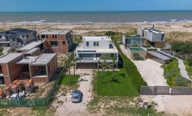 Casa en venta en Costa Esmeralda. Barrio Marítimo II. Frente al mar. 5 Dormitorios. Pileta