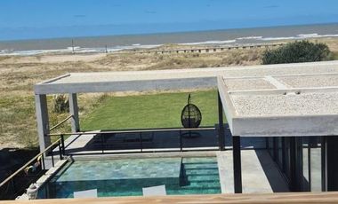 Casa en venta en Costa Esmeralda. Barrio Marítimo II. Frente al mar. 5 Dormitorios. Pileta