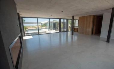 Casa en venta en Costa Esmeralda. Barrio Marítimo II. Frente al mar. 5 Dormitorios. Pileta