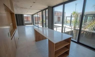 Casa en venta en Costa Esmeralda. Barrio Marítimo II. Frente al mar. 5 Dormitorios. Pileta