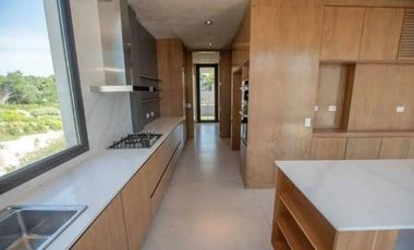 Casa en venta en Costa Esmeralda. Barrio Marítimo II. Frente al mar. 5 Dormitorios. Pileta