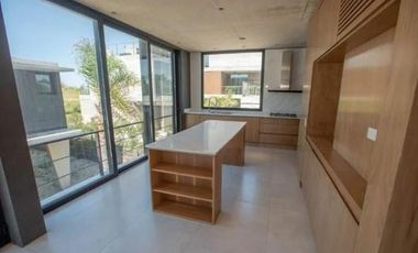 Casa en venta en Costa Esmeralda. Barrio Marítimo II. Frente al mar. 5 Dormitorios. Pileta