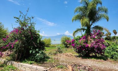 Terreno con casa en venta en Ajijic con frente al Lago de Chapala