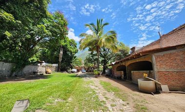 Terreno con casa en venta en Ajijic con frente al Lago de Chapala
